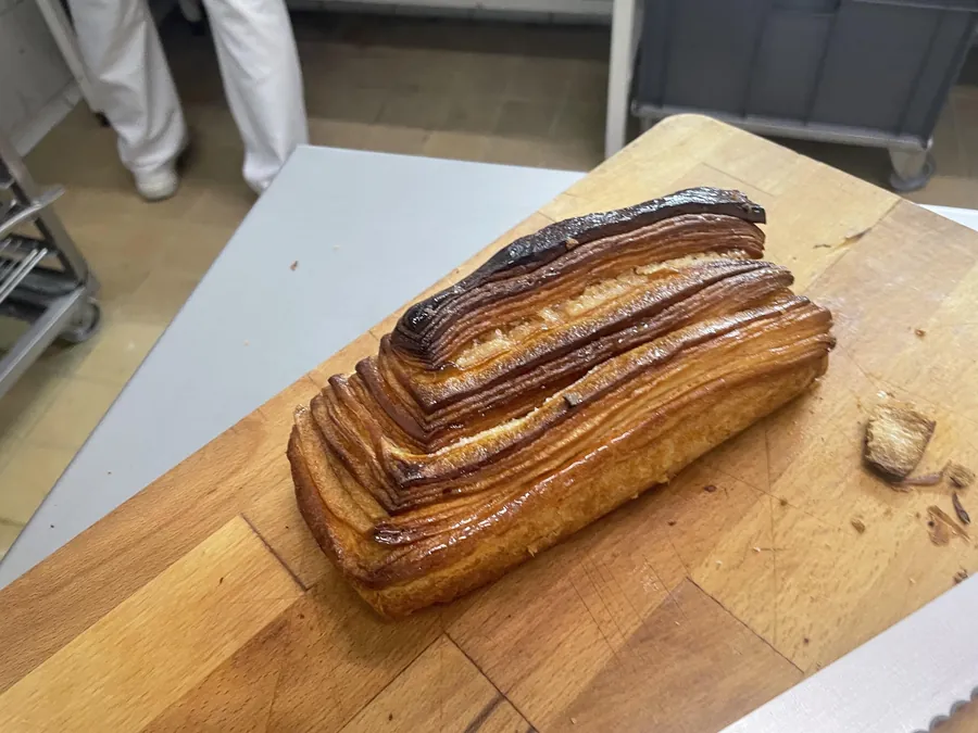 Brioche feuilletée sur planche en bois