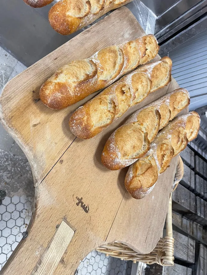 Baguettes tradition sur une pelle en bois