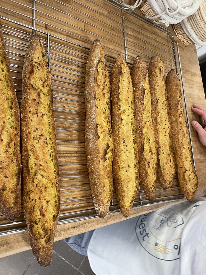 Baguettes tradition aux graines et au curcuma sur grille